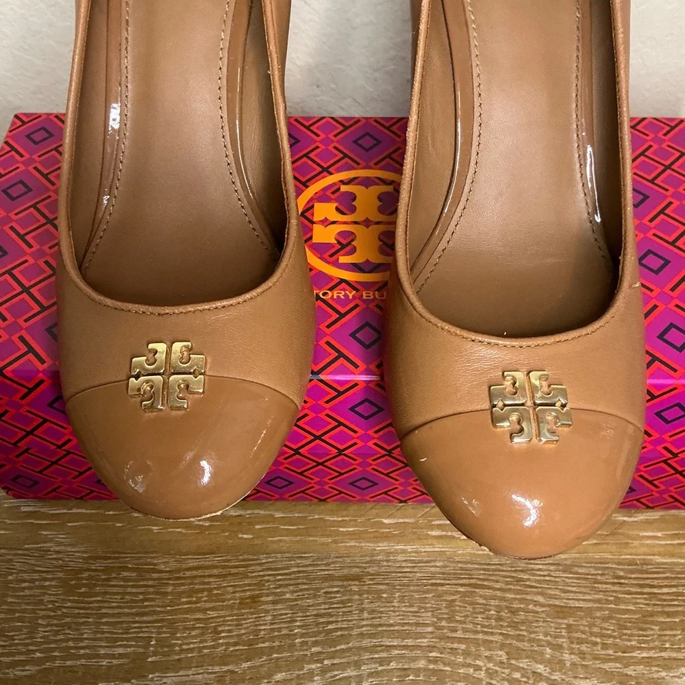 Tory Burch Jolie 85MM Closed Toe Wedge Nappa Patent Leather Royal Tan Size 8